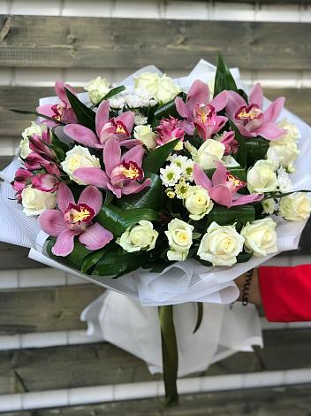 Букет цветов из: Розы и Хризантемы в Пено