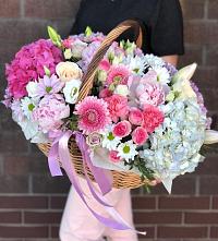 Композиция солнечный день в Пено Цветочная композиция из Розы, Хризантемы, Пионы и Лизиантусы в корзине в Пено