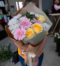 Букет цветов из:  Герберы, Розы и Хризантемы в Пено