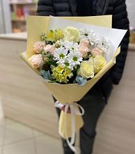 Букет цветов из:  Альстромерии, Розы и Хризантемы в Пено