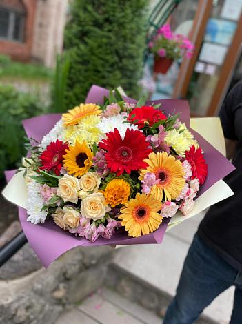 Букет цветов из: Герберы, Ромашки, Хризантемы, Розы и Подсолнухи в Пено