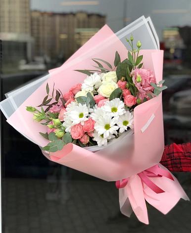 Букет цветов из: Розы, Лизиантусы и Хризантемы в Пено